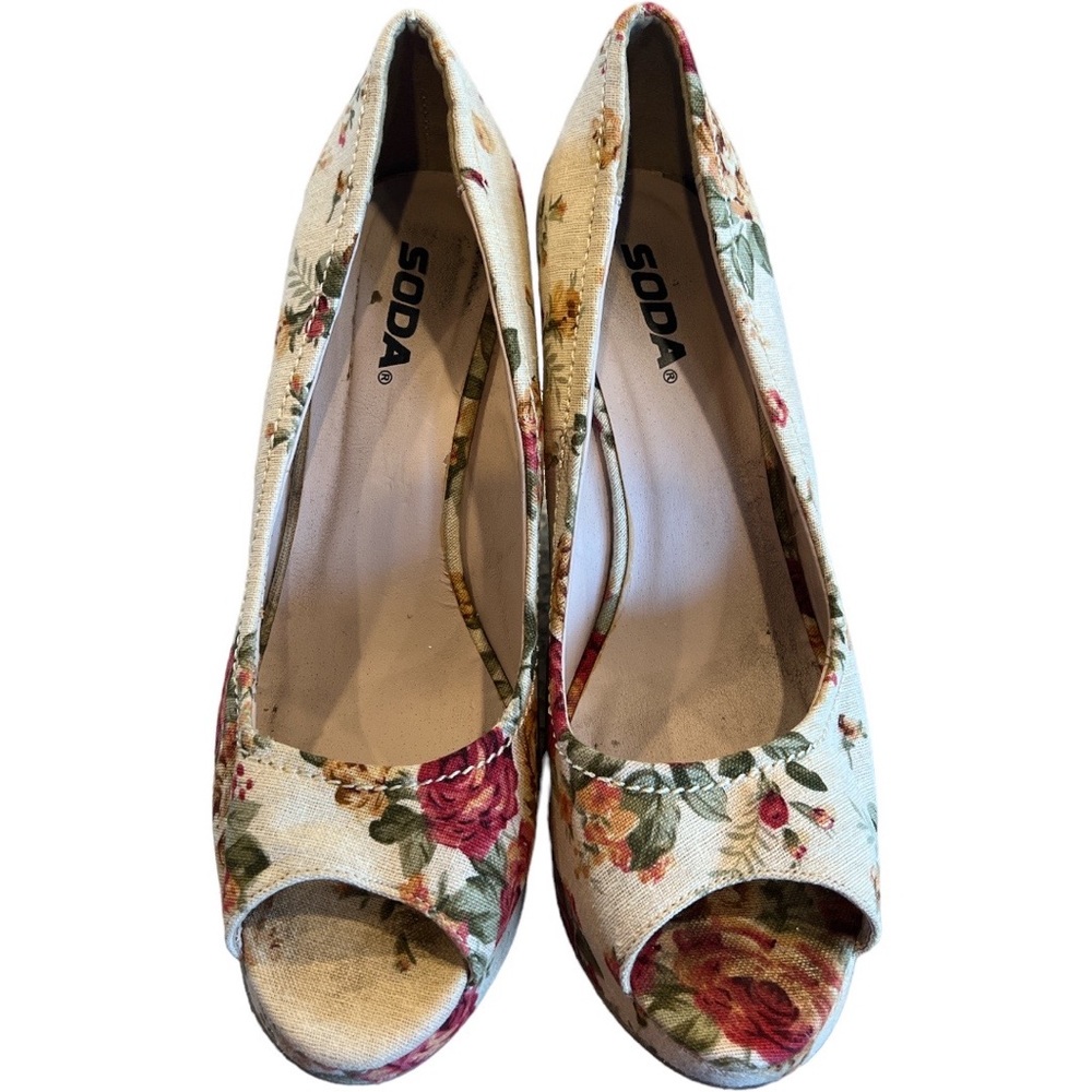 Soda Floral Wedge. Size 8